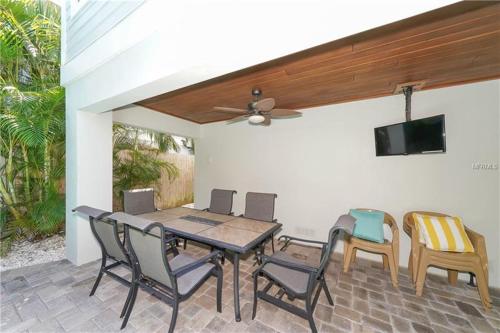 LOCATION LOCATION LOCATION large home only 2 houses away from the gulf - image 3