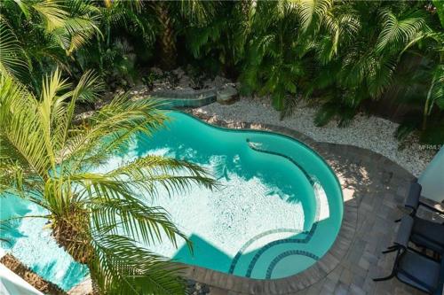 LOCATION LOCATION LOCATION large home only 2 houses away from the gulf - image 4