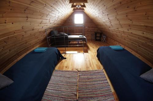 2 bedrooms, 5 beds