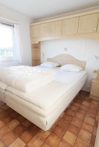 2 bedrooms, 3 beds