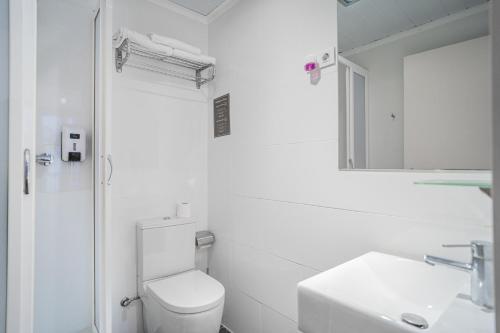 Triple Room with Private Bathroom image 10
