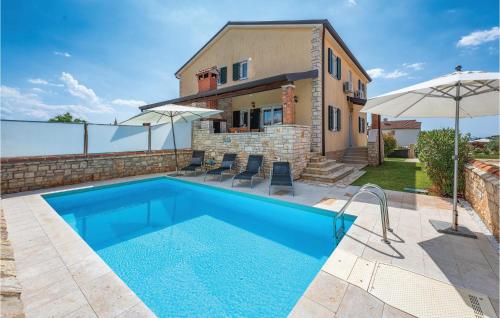  Beautiful home in Lovrecica with 3 Bedrooms, WiFi and Outdoor swimming pool, Pension in Lovrečica