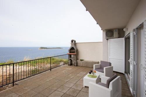 Comfort One-Bedroom Apartment with Terrace and Sea View