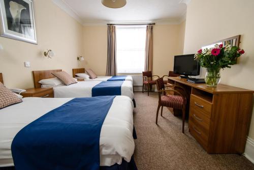 3 twin beds