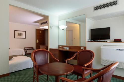 Best Western Plus Hotel Plaza - image 13