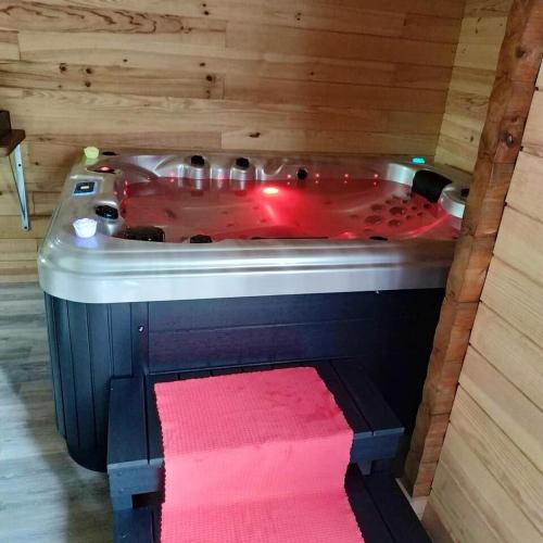 Chalet d'une chambre avec piscine partagee sauna et jardin clos a Louatre