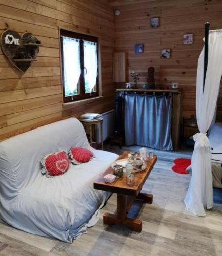 Chalet d'une chambre avec piscine partagee sauna et jardin clos a Louatre