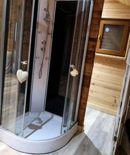 Chalet d'une chambre avec piscine partagee sauna et jardin clos a Louatre