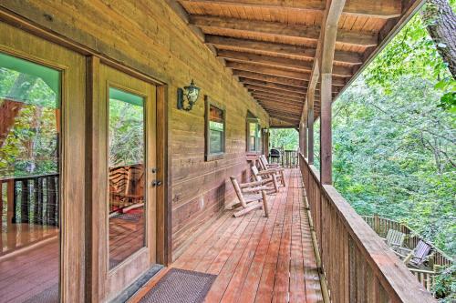 Spacious and Secluded Cabin 25 Mi to Bentonville!