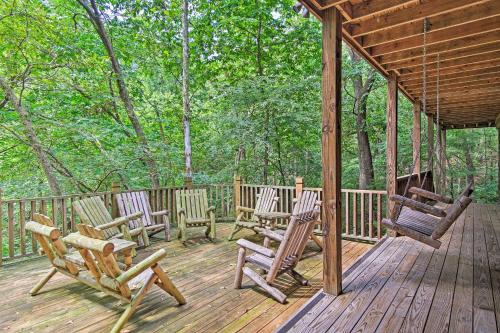 Spacious and Secluded Cabin 25 Mi to Bentonville!