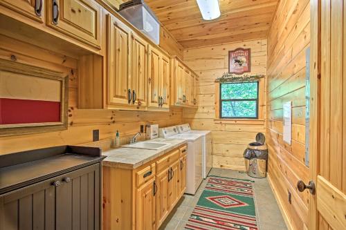 Spacious and Secluded Cabin 25 Mi to Bentonville!