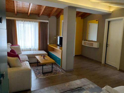 Guest House People - main image
