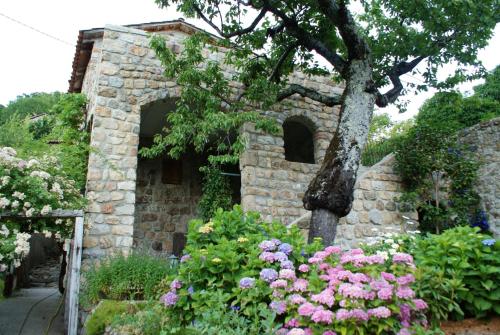 Maison de 2 chambres a Burzet avec magnifique vue sur la montagne jardin amenage et WiFi gîte à louer Lachamp-Raphaël