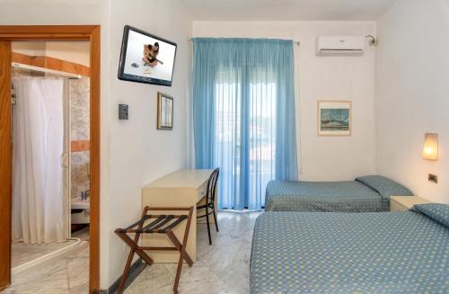3 twin beds