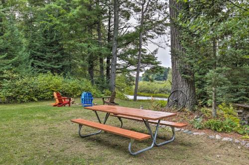 Cozy Eagle River Home with Paddleboard and 2 Kayaks!