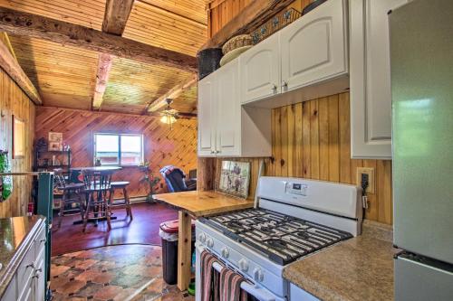 Cozy Cabin Retreat about 2 Mi to White Mountain Skiing