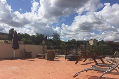 2 bed apartment fantastic roof terrace-town centre