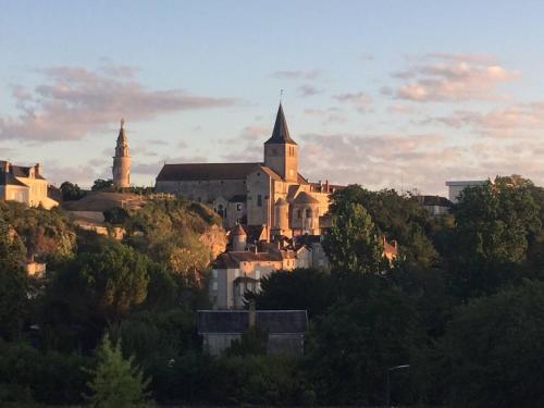 2 bed apartment fantastic roof terrace-town centre - Apartment - Montmorillon