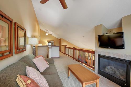 B303 - One Bedroom & Loft Lake View Suite at Lakefront Hotel - image 7