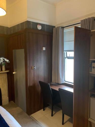 Upstairs Studio - Private kitchenette and Small en-suite, Dublin (photo 8)