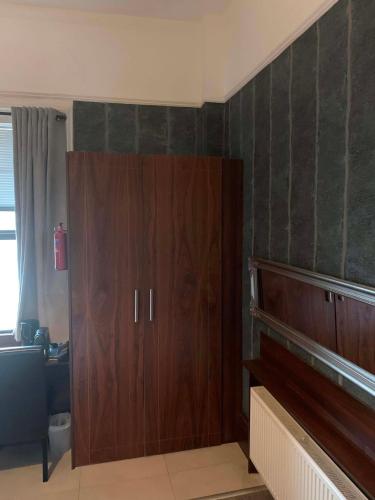 Upstairs Studio - Private kitchenette and Small en-suite, Dublin (photo 7)