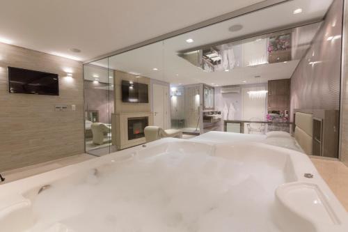 Poeme Motel by Drops