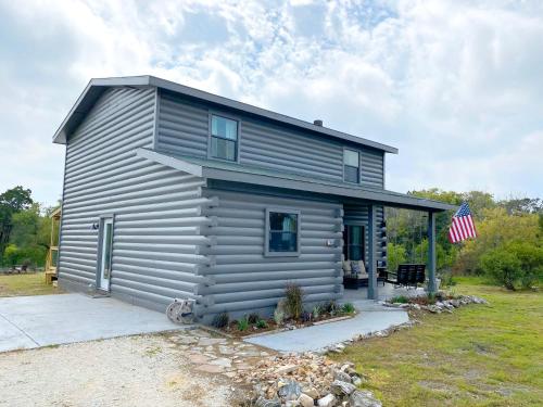 Escape to the Country! Hill Country Log Cabin