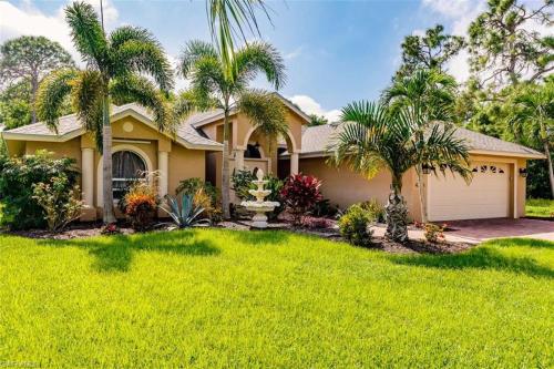 Tiki Paradise House & pool - 10 min to Beach! thumb 2
