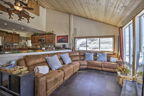 Condo with Private Hot Tub Half-Mi to Granby Ranch! in Granby, USA