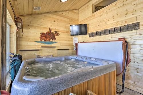 Condo with Private Hot Tub Half-Mi to Granby Ranch! in Granby, USA