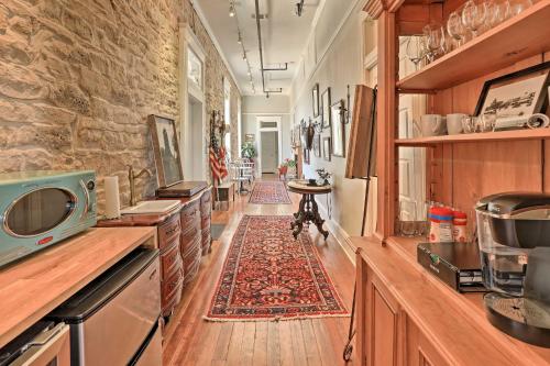 Chic Historic Granbury Apt Seen on Cash Pad! - image 10