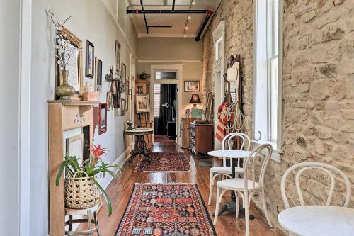 Chic Historic Granbury Apt Seen on Cash Pad! - main image