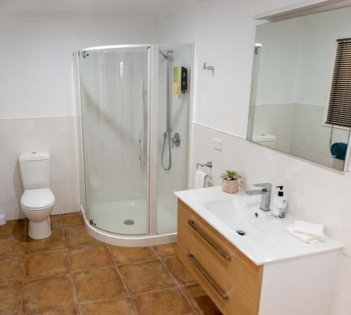 Raglan Sunset Motel and Conference Venue Set in a prime location of Raglan, Raglan Sunset Motel and Conference Venue puts everything the city has to offer just outside your doorstep. The property offers a high standard of service and ameniti