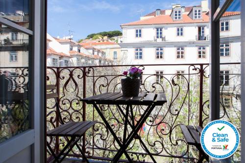 Alfama Sophisticate Flat With Balconies 2Bedrs 2Baths & AC in 19th Century Building Historic Center