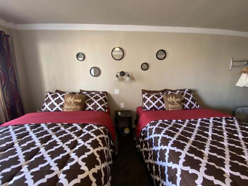 Roundtop Mountain Vista - Cabins and Motel