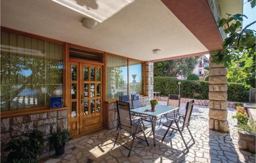  Two-Bedroom Apartment in Novi Vinodolski, Unterkunft in Novi Vinodolski