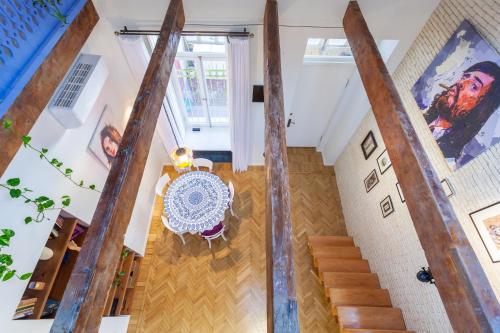 Art Gallery Loft @ Vibrant Center with Work Space