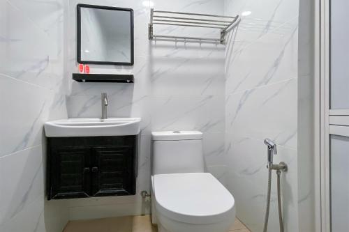 Bathroom, Super OYO 90039 Coop Hotel Kangar in Kangar