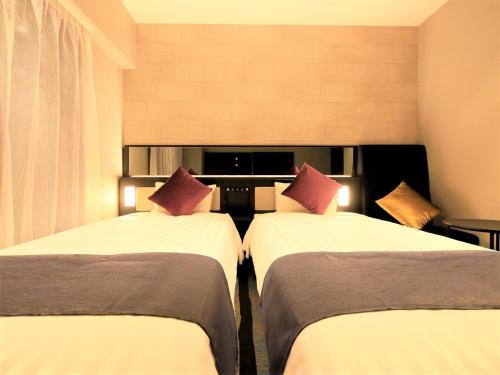 Standard Twin Room image 4