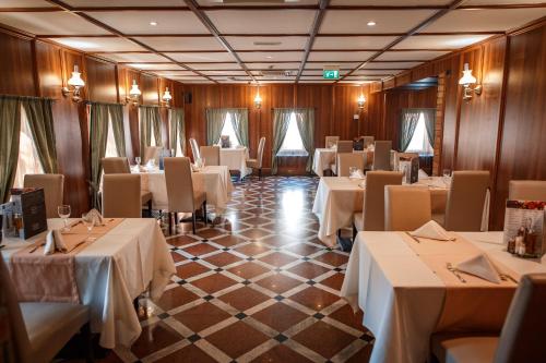 Restaurant, River Palace Hotel in Atyrau