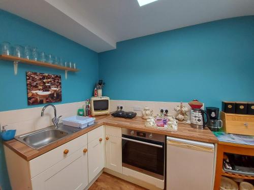 Detached studio - Large shower ensuite - Kitchen - Only 3 Miles from Lyme Regis & Charmouth - Free WiFi & Private parking - Pet friendly with small fenced garden