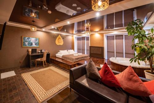 Pilot Hotel - image 9