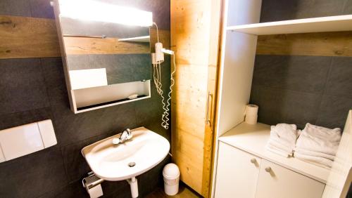 2 bedrooms, 6 beds