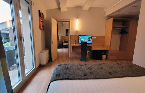 1 queen bed, 1 sofa bed