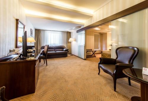 Ramada Hotel & Suites by Wyndham Bucharest North - image 9