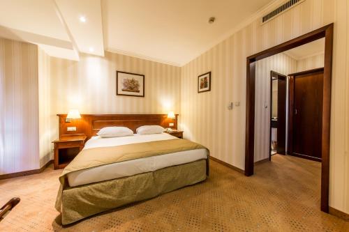 1 queen bed