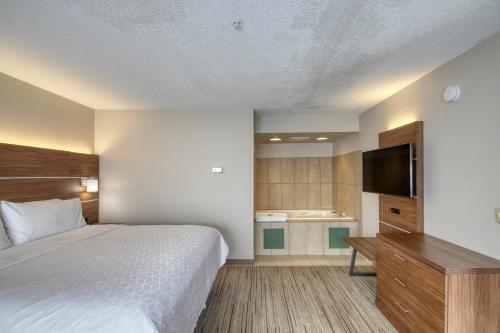 Holiday Inn Express Hotel & Suites Oshkosh - State Route 41