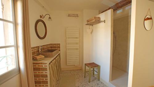 Ducha, Au coin de la Roquette in Arles City Center