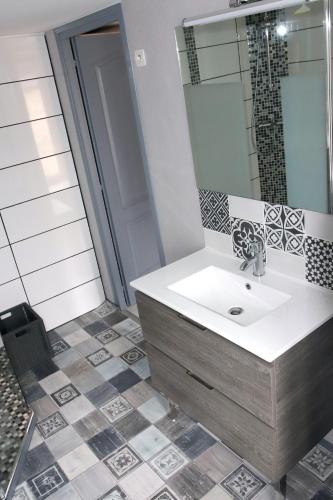 House with 2 bedrooms in Sains with enclosed garden and WiFi 25 km from the beach - image 4