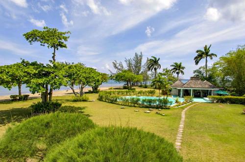 Unity Hall Villa Sleeps 10 with Pool and Air Con